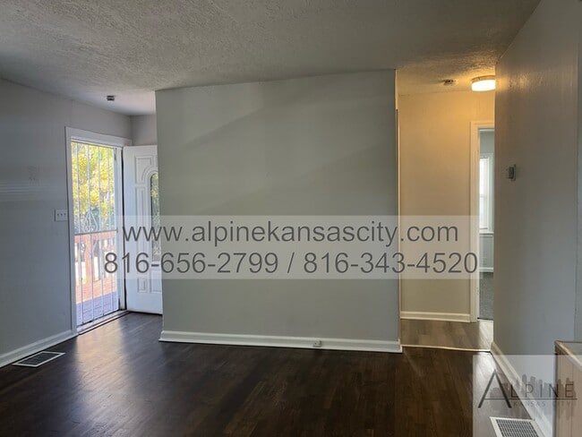 Building Photo - Well Kept Block in Midtown, Garage!