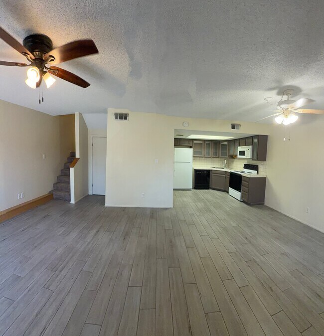 Building Photo - 2040 S Longmore