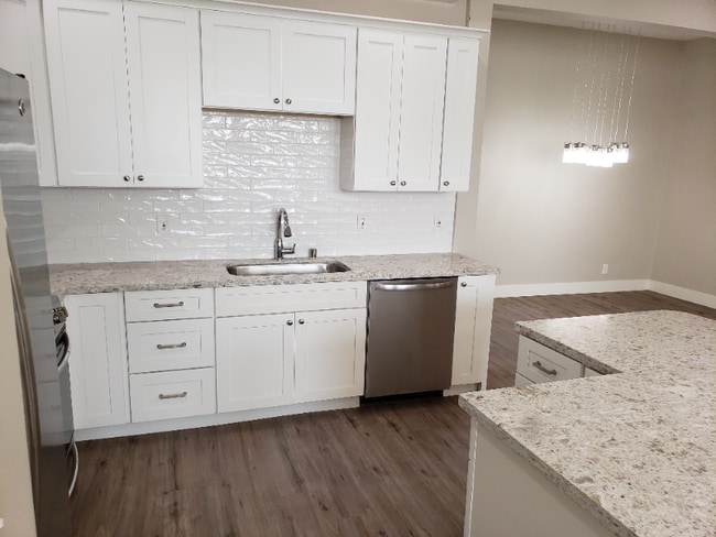 Building Photo - 105 E 5th St