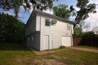 Building Photo - 407 S Bois D'Arc St