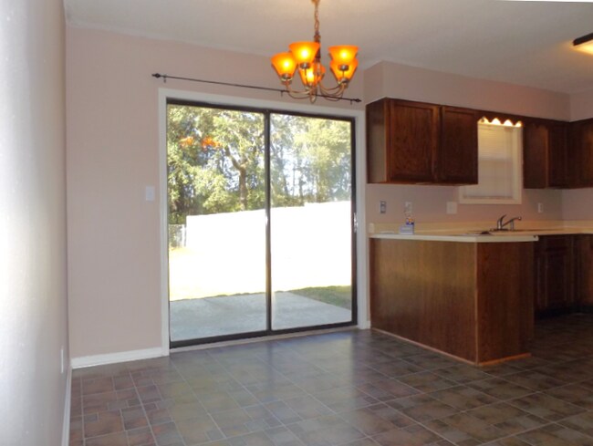 Foto del edificio - -Bed, 1.5-Bath Duplex in Bellview with Garage, Indoor Laundry, and Private Fenced Backyard