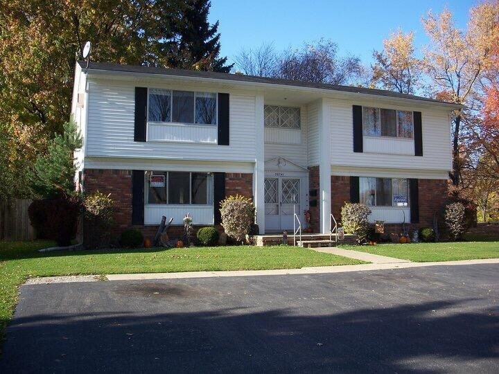 4 Unit Apartment Building - 36741 Hathaway St