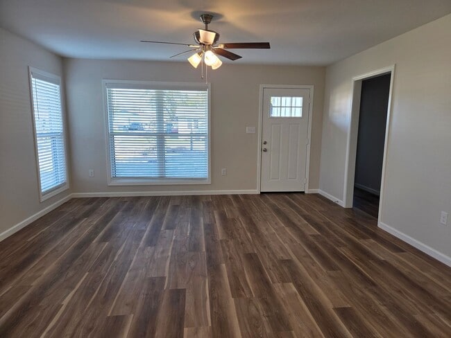 Foto del edificio - 3 Bed 2 bath home on corner lot