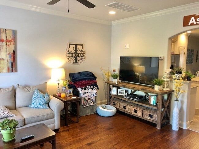 Building Photo - Oxford Mississippi 3BR, 3.5 BA condo in Creekside.