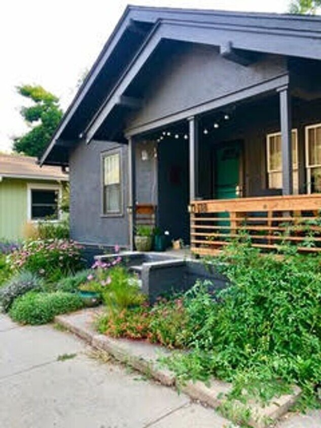 Primary Photo - Charming 2 Bed, 1 Bath Bungalow in Old Tow...