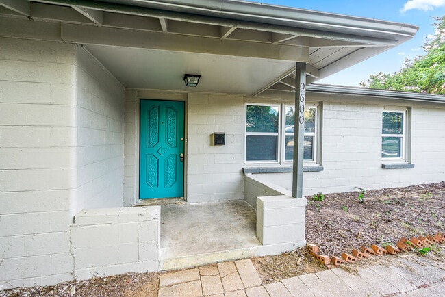 Building Photo - 9600 NE 11th St