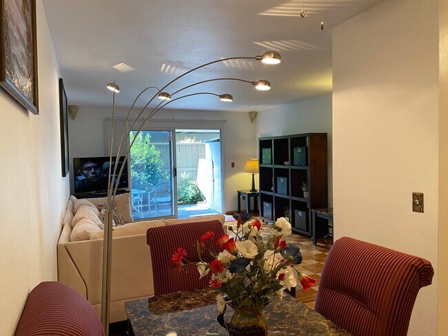 Sala de estar con vista al patio de mármol - 1720 Halford Ave