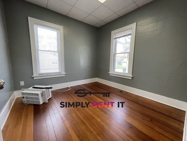 Building Photo - Renovated 2 Bedroom on Campus, Free Parkin...