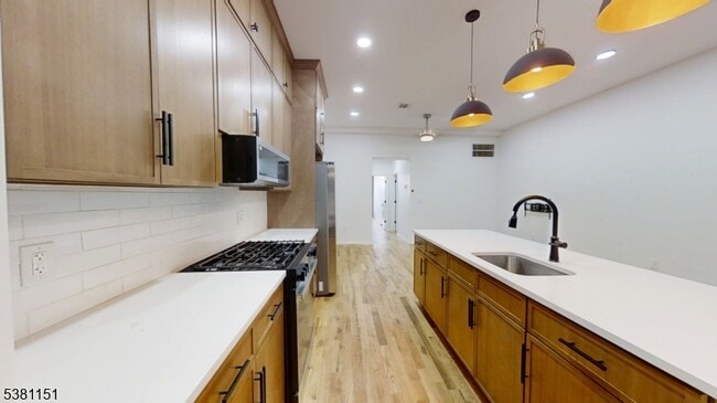 Foto del edificio - 155 Midland Ave