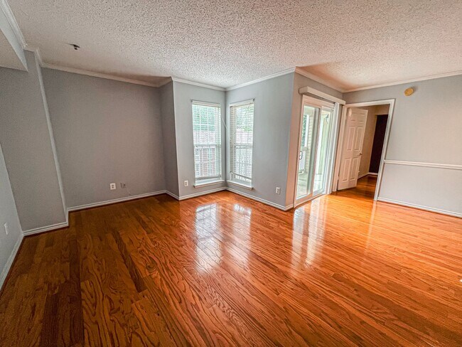 Foto del edificio - Charming 1 Bed 1 Bath Unit With Private Balcony In The Fountains At McLean - Water Included