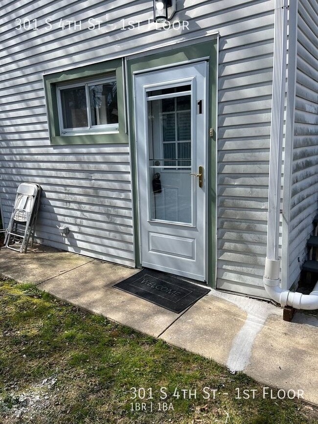 Building Photo - 1BR 1BA First floor large Apartment in Col...