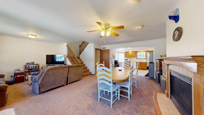 Building Photo - 4 Bedroom, 3 bath Townhome In Trendy Somer...