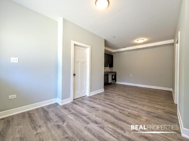 Building Photo - 1 bedroom in CHICAGO IL 60625