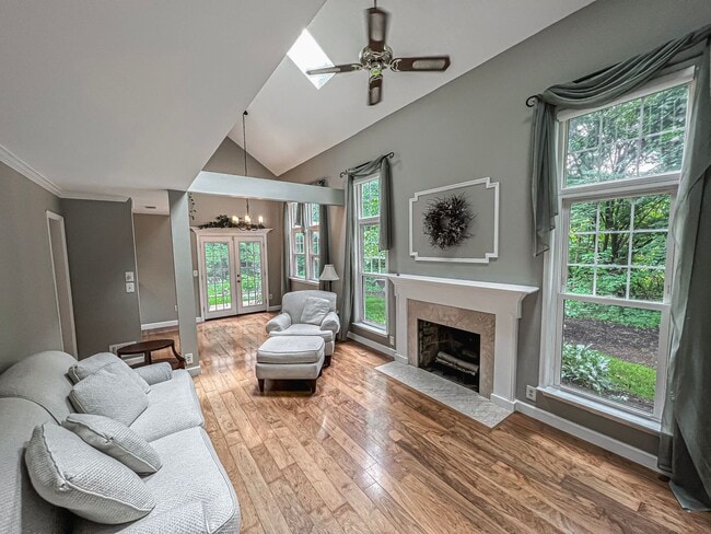 Foto del edificio - Bright And Relaxing 2 Bed 2 Bath Partially Furnished Home in Beautiful Franklin Farm Foundation