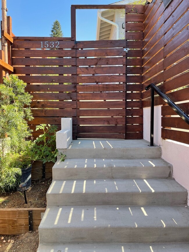 gate - 1532 Mohawk St