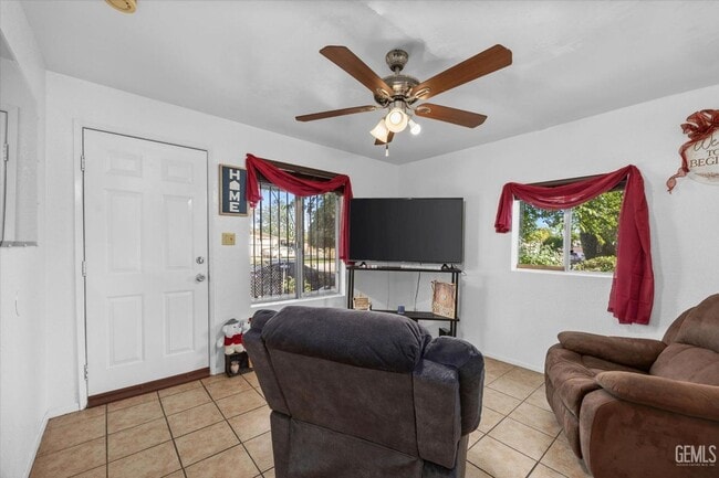 Building Photo - Charming Home w/2 Baths!