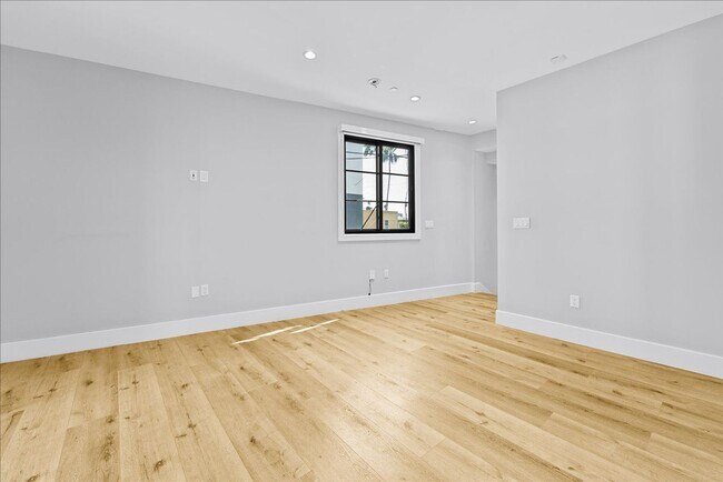 Foto del edificio - 1348 Burnside Ave