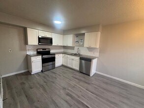 Building Photo - 327 SE 3rd St Building Photo - 327 SE 3rd St