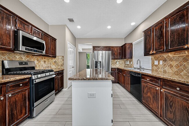 Building Photo - 11603 Oak Lake Park Dr