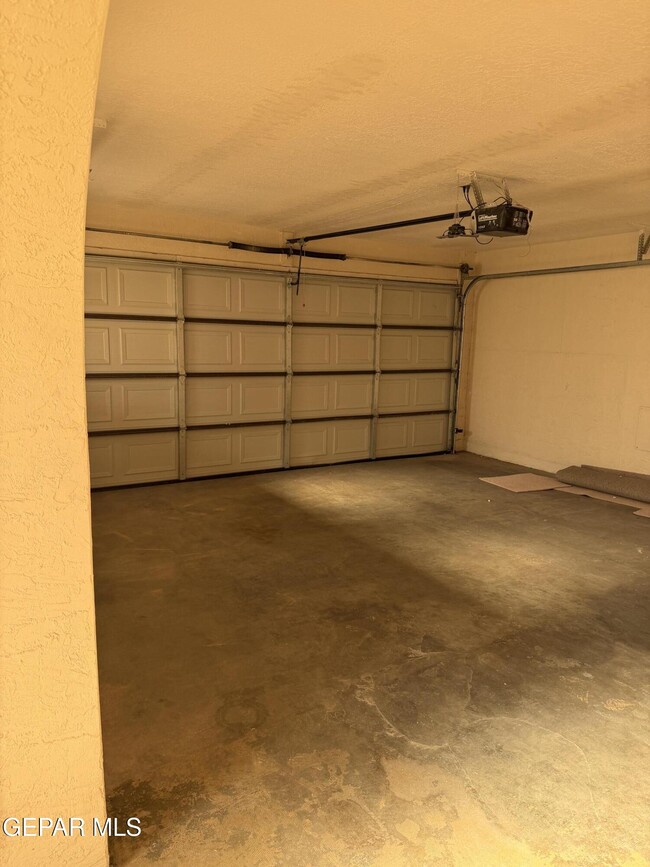 Building Photo - 320 Thunderbird Dr