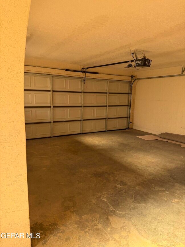 Foto del edificio - 320 Thunderbird Dr