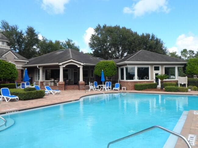 Foto del edificio - 1/1 lake and pool view with 1 car detached...