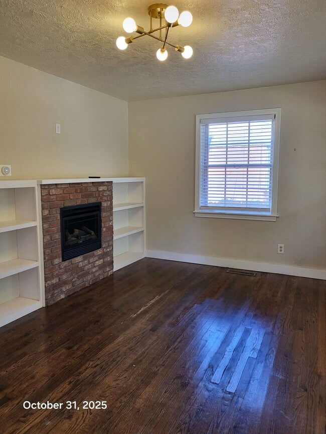 Building Photo - (2) Bed/(2) Bath w/ Must-See Updates Avail...