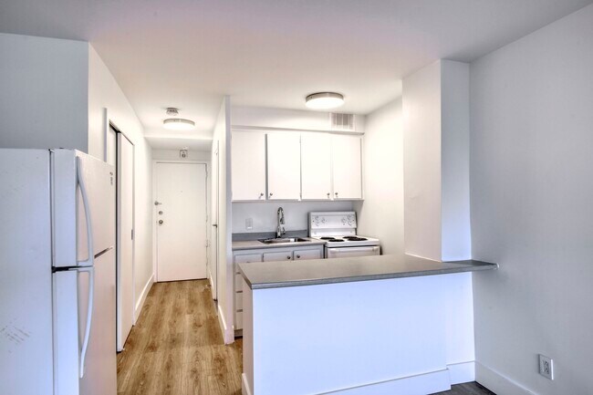 Building Photo - 3460 Rue Durocher