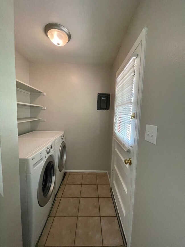 Building Photo - Great 2 Bed 1 Bath Minutes from Old Colora...