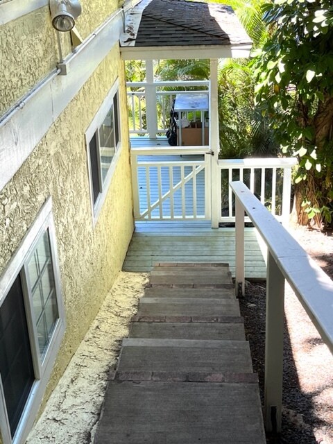 Private Entrance - 822 Waika Pl