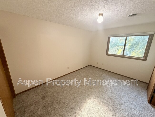 Building Photo - 740 Westwinds Dr