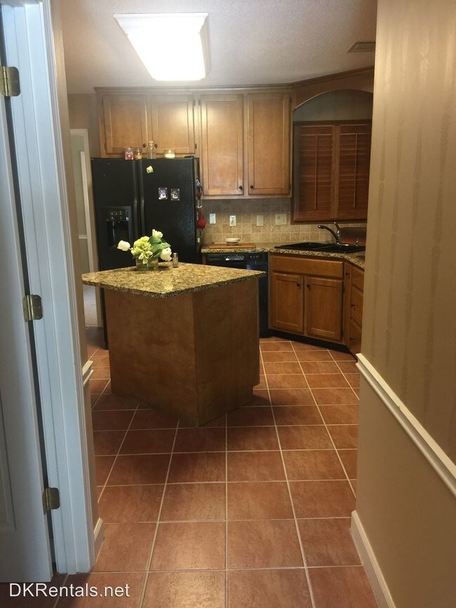 Building Photo - 3 br, 2.5 bath House - 190 North Farm Dr