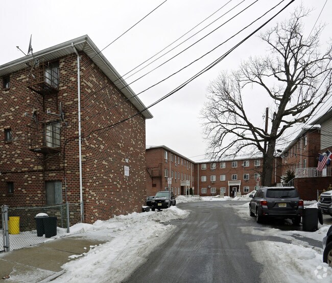 Building Photo - 230-252 Morris St