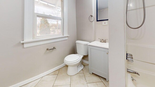 Foto del edificio - Akron 3 Bedroom Single Family Home + Garage