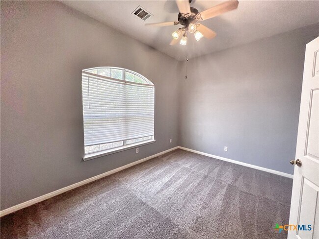 Building Photo - 347 Meadow Park