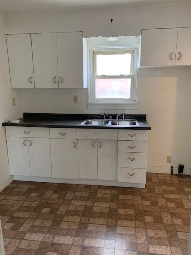 Foto del edificio - HOWLAND SCHOOLS--2 BEDROOM HOUSE