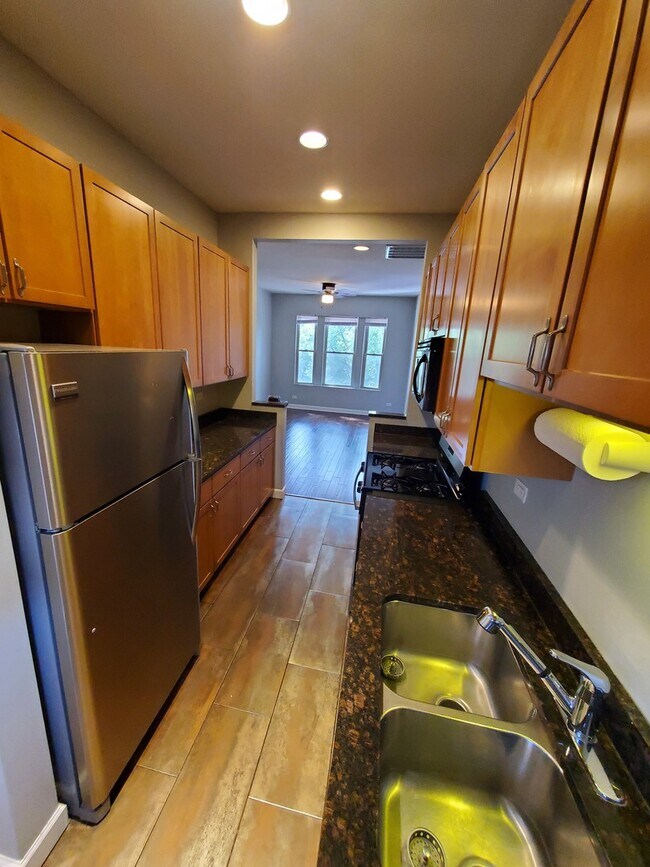 Foto del edificio - 6219 N Greenview Ave