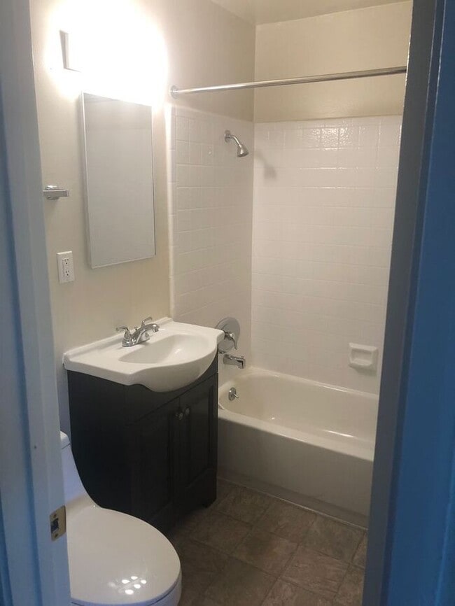Building Photo - Completely Remodeled 2 Bedroom AVAILABLE NOW