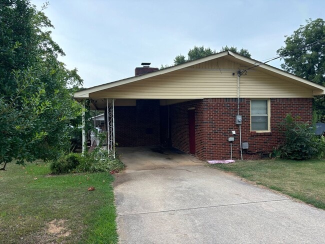 Building Photo - 3 bed / 2 bath  Carport, Large yard