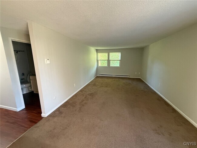 Foto del edificio - 504 Village Blvd N