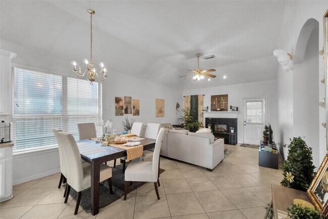 Building Photo - 2430 Raintree Village Dr