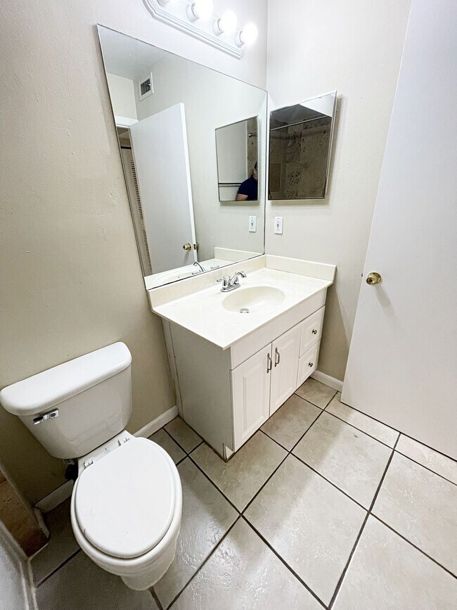 Foto del edificio - Palm Lakes Condominium
