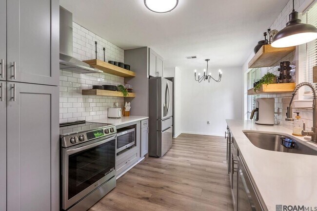Foto del edificio - 7141 Boone Ave