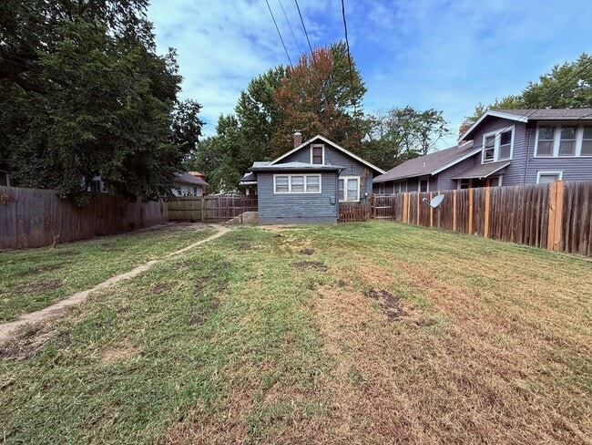 Building Photo - 3 bedroom 1 bath near downtown