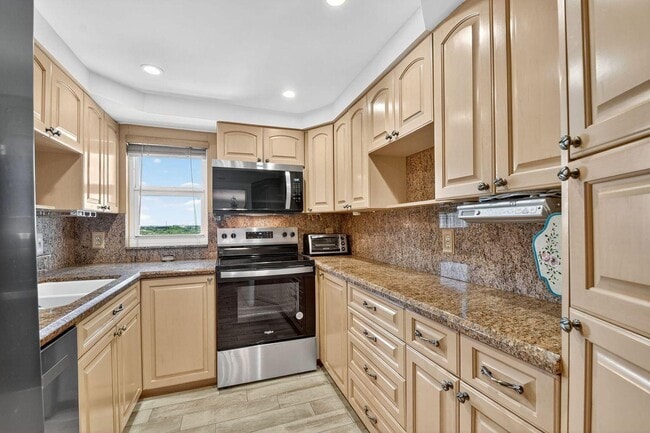 Building Photo - 4511 S Ocean Blvd