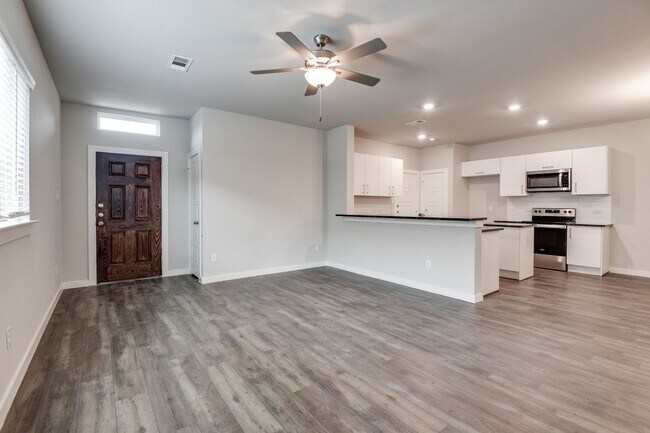 Foto del edificio - AVAILABLE NOW! GORGEOUS 3 BEDROOM DUPLEX L...
