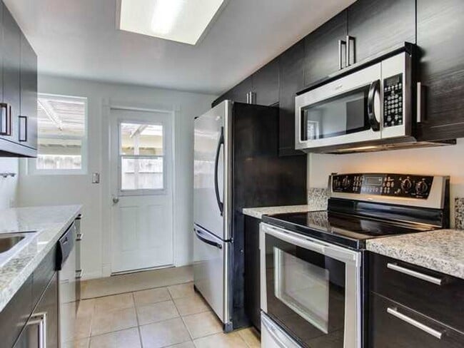 Building Photo - Awesome Townhome w/ 3 bedroom