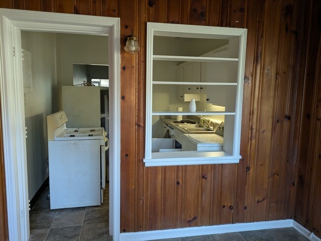 breakfast rm toward kitchen - 184 Garden Ln