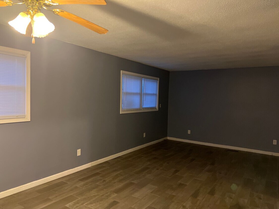 Foto principal - LARGE 3 BEDROOM 2 FULL Bath LOWER LEVEL