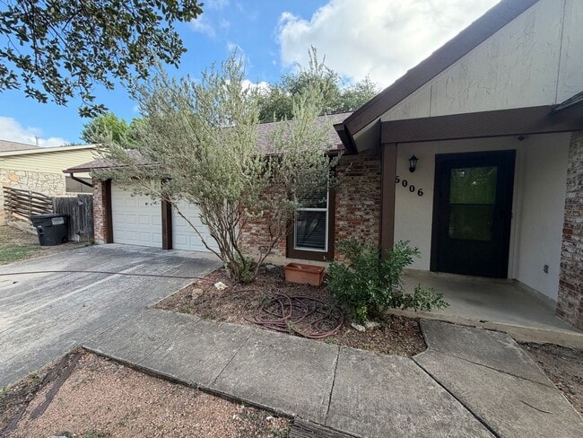 Building Photo - Charming One-Story Ranch on Corner Lot in ...